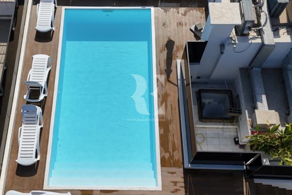 Luxury Warm-Wood Duplex • Rooftop Sky Pool Access